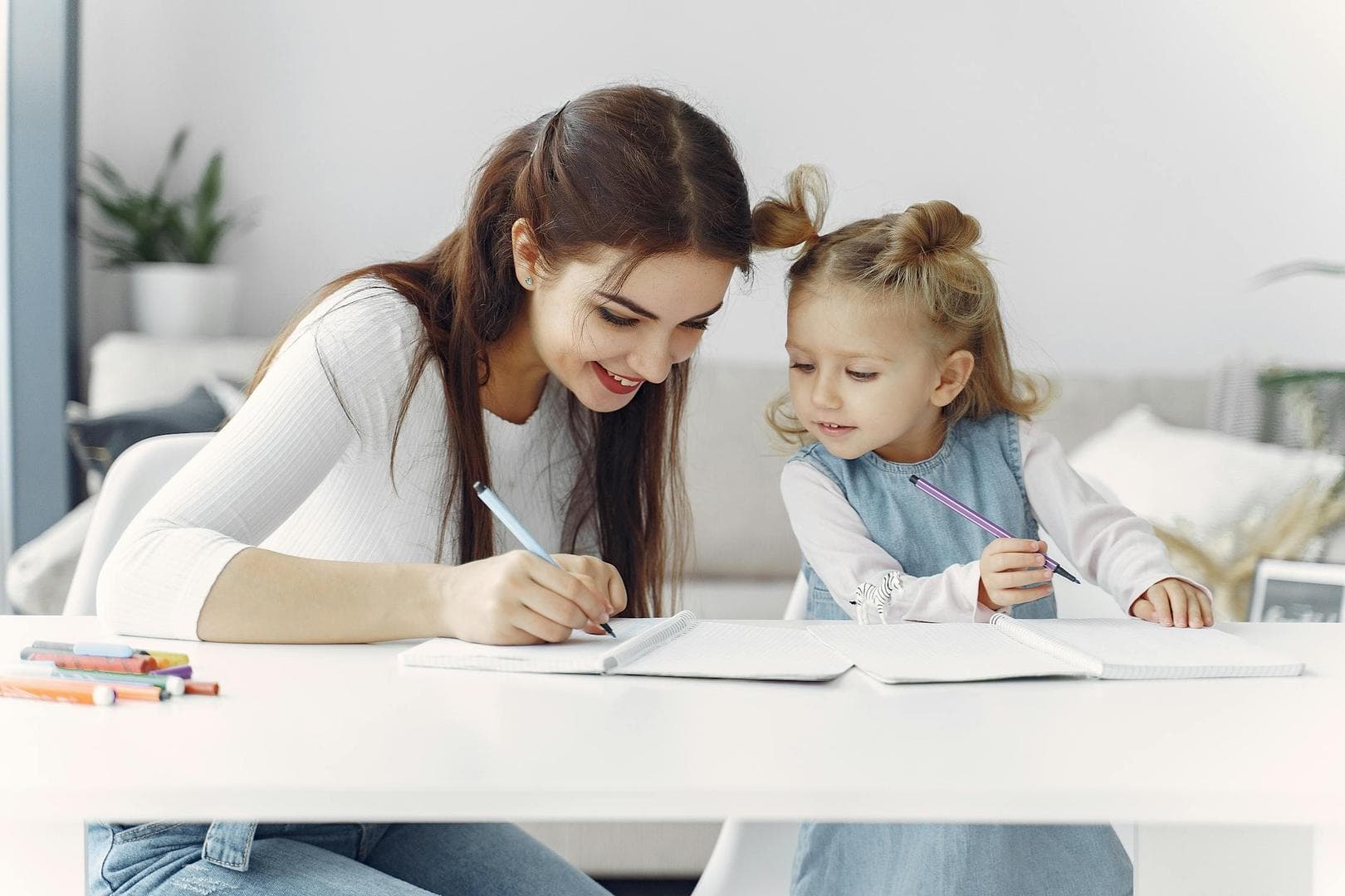 Family choosing online speech therapy for their child